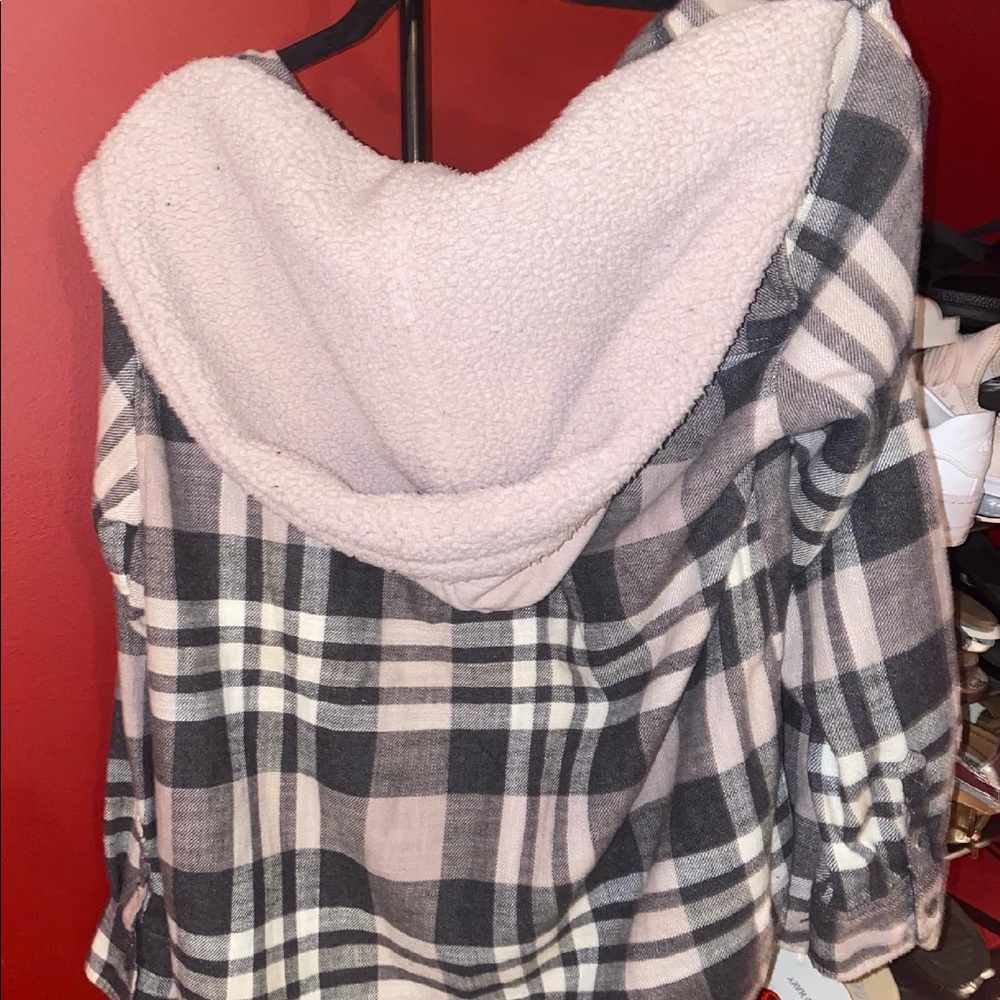 American eagle hooded flannel. Never worn w tags!